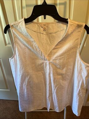 Time and Tru White V-Neck Embroidered Sleeveless Top